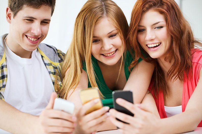 Jugendliche mit Smartphone