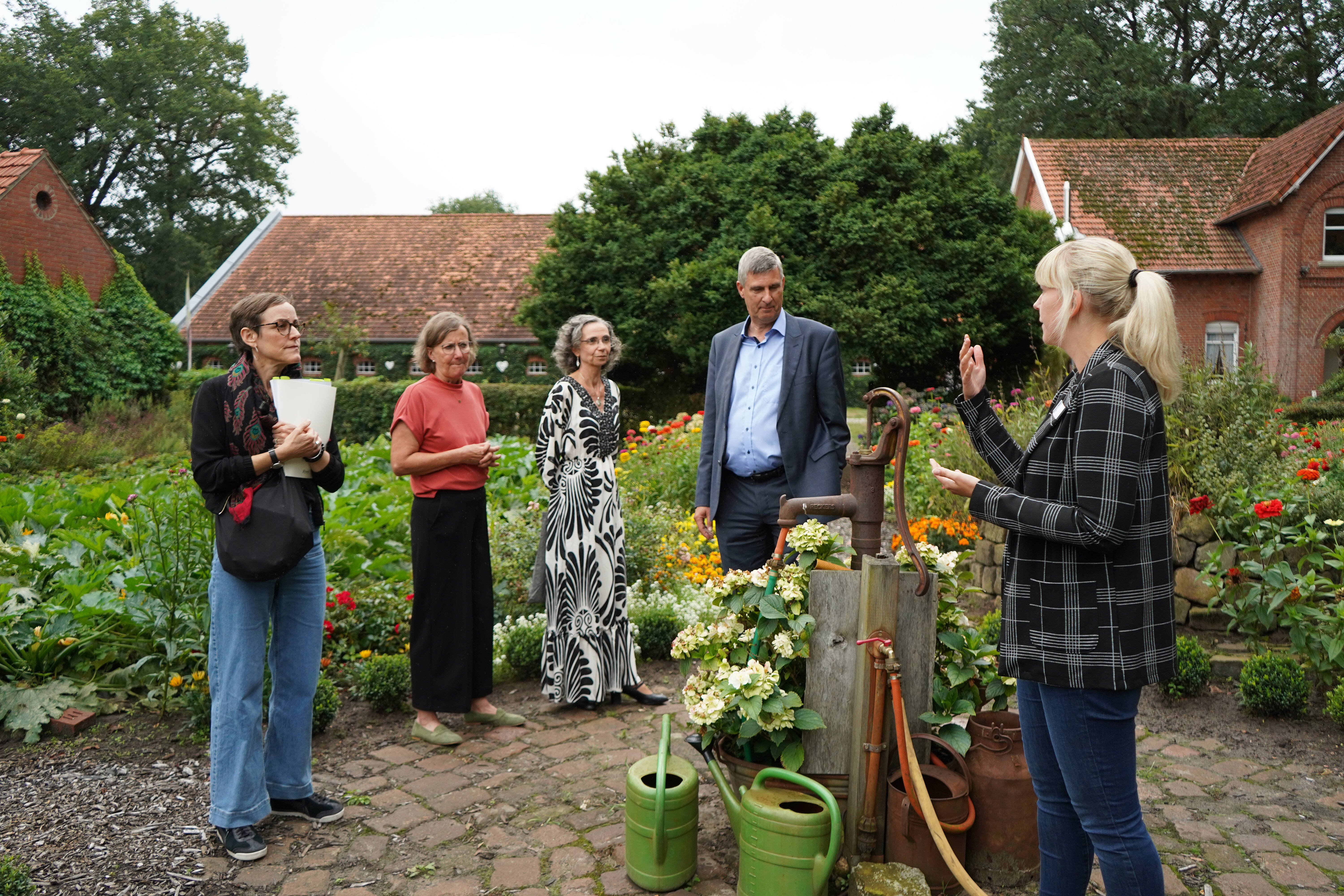 Bild_2.JPG Foto 2: VHS Meppen – Damaris Hahne
Bildunterschrift: Sarah Dirksen, Projektkoordination aus dem Bereich „Umweltbildung Kossehof“ (rechts) führt den Besuch über den Kossehof der VHS Meppen