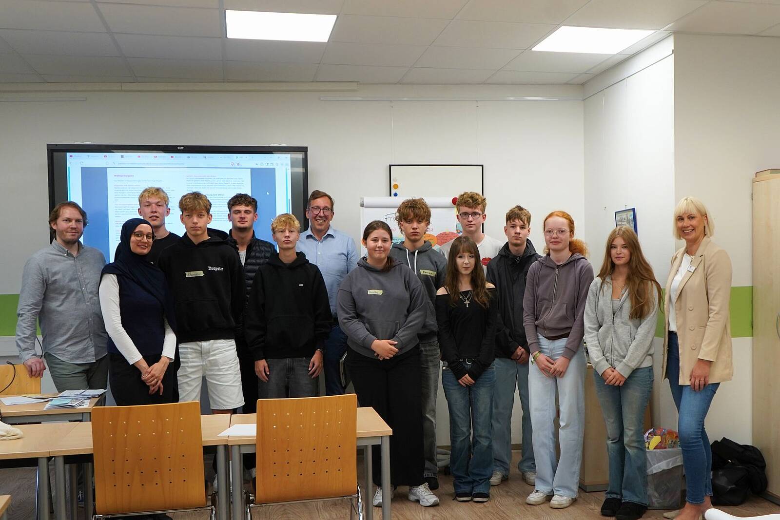 Öffnet die Seite 'Projektwoche „Durchblick 2026“ stärkt Medienkompetenz und demokratische Teilhabe von Jugendlichen' Foto 3: MyGatekeeper, VHS Meppen, Stadtrat Haselünne und Schülerinnen und Schüler des Projekttags