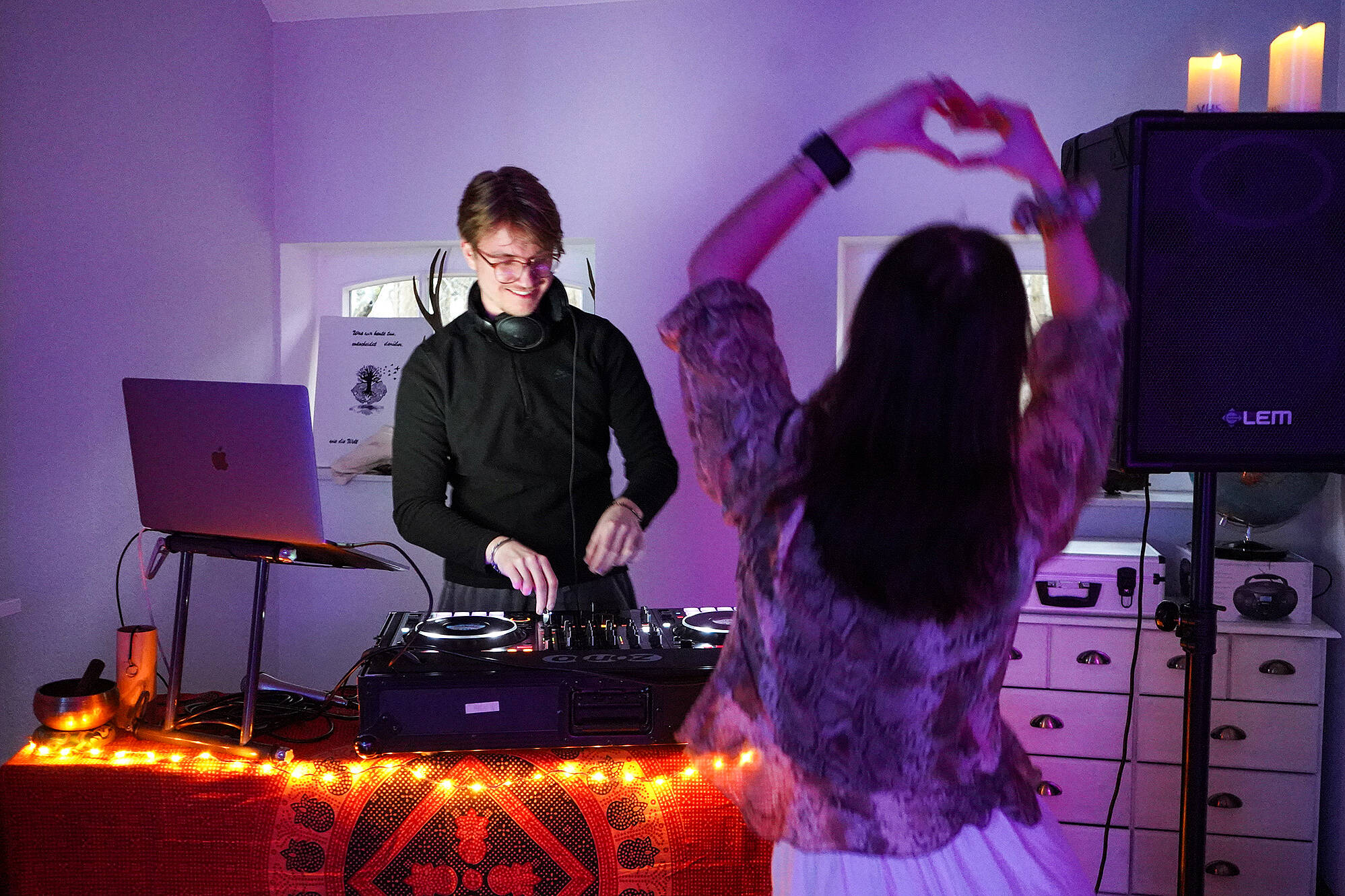 Vom ersten Beat zum eigenen Mix – Dozent Florian Wessiepe vermittelt die Grundlagen des DJings
