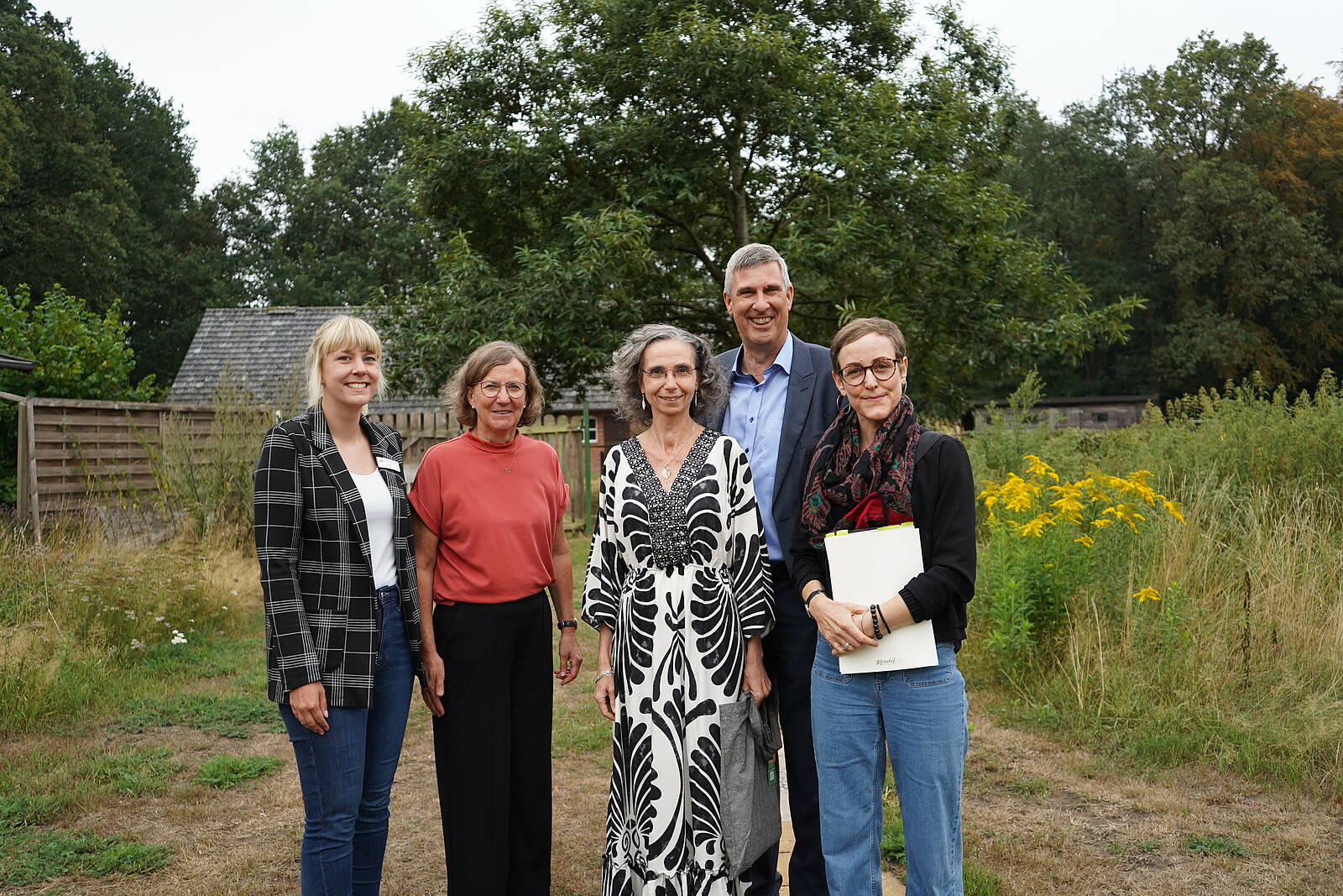 Öffnet die Seite 'Niedersächsische Bingo-Umweltstiftung zu Gast auf dem Kossehof der VHS Meppen' Foto 1: VHS Meppen – Damaris Hahne
Bildunterschrift: Die Bingo Umweltstiftung zu Gast auf dem Kossehof der VHS Meppen
Personen, v.l.n.r: Sarah Dirksen (Projektkoordination aus dem Bereich „Umweltbildung Kossehof“, Christine Gößling-Preuß (Leitung Kossehof), Radka Lemmen (VHS-Direktorin), Karsten Behr (Geschäftsführer NBU), Christine Diemling (Projektleiterin NBU)