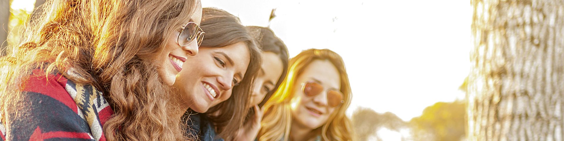 Frauen sitzen zusammen und lächeln